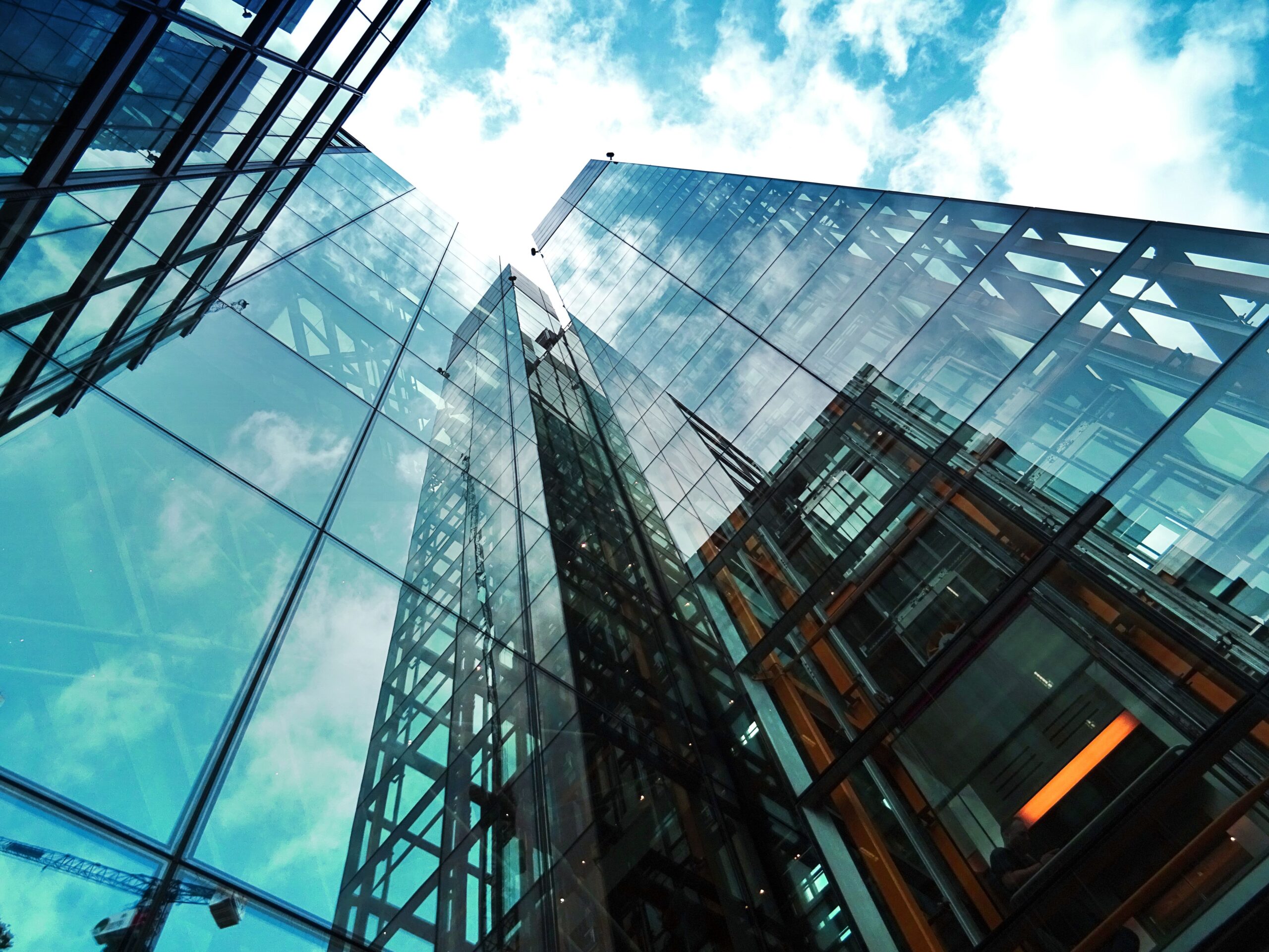 Edificios de oficinas de cristal vistos desde abajo