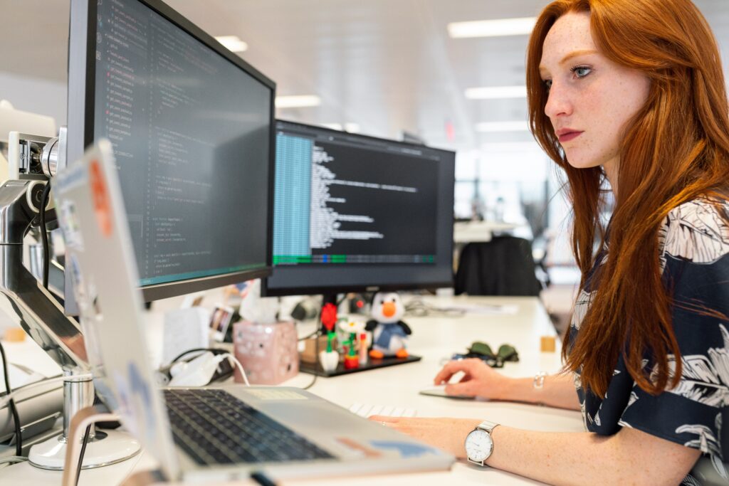 Profesional trabajando frente a varios monitores