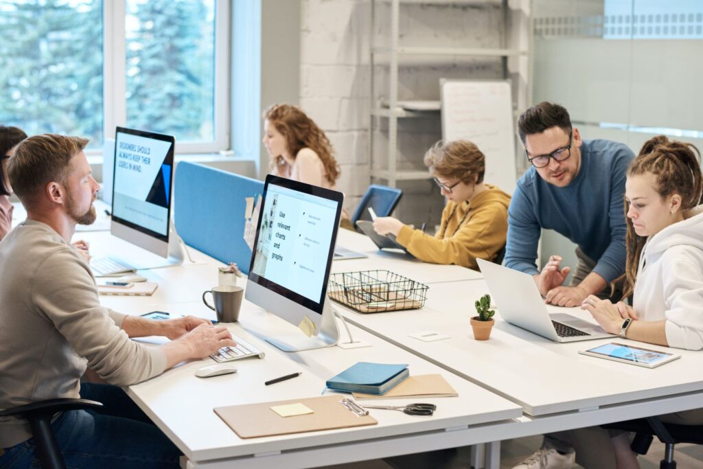Profesionales trabajando en una oficina compartida